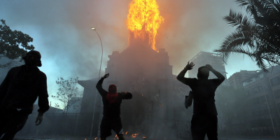 Cerca de 580 detenidos y un muerto en noche de extrema violencia en Chile