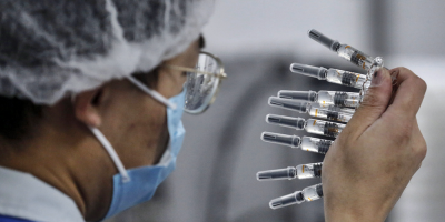 China prueba vacuna en 60.000 personas sin efectos adversos, dice funcionario
