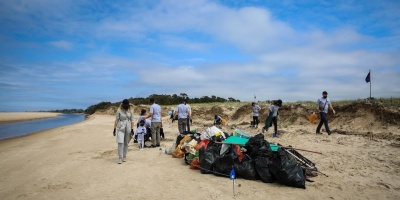 La UE encabeza una limpieza de playas en Uruguay por "una vida m�s amigable"