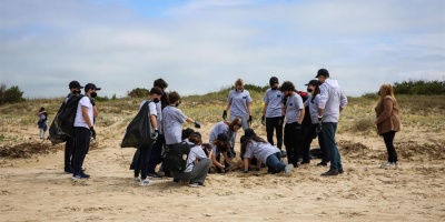 La UE encabeza una limpieza de playas en Uruguay por "una vida m�s amigable"