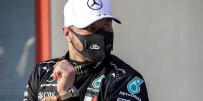 Bottas le arrebata la pole a Hamilton en otro doblete de Mercedes