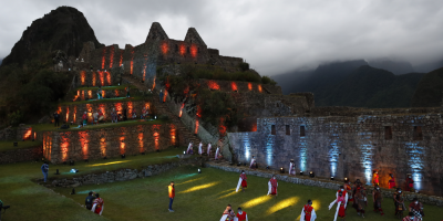 Los primeros turistas en volver a Machu Picchu tras cuarentena llegan en tren
