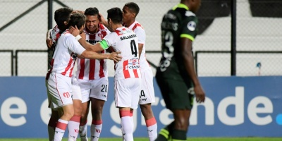 El doblete de un punta de 17 a�os empuja a River Plate octavos de final