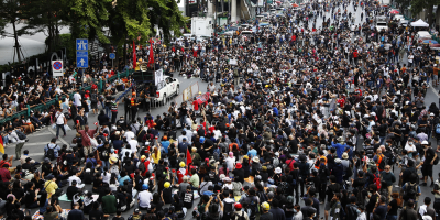 Estudiantes convocan una nueva protesta tras choques violentos en Tailandia