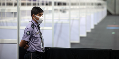 Hong Kong cierra bares e impone aplicaciones de rastreo para frenar al virus
