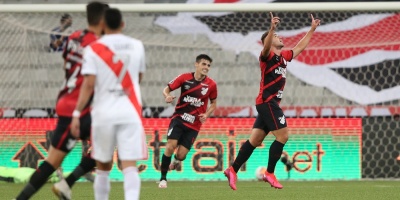 River sufre para empatar con Paranaense, pero lo hace en �ltimo minuto