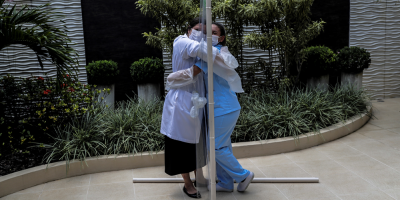 Un hospital de Rio pone en marcha su "hora del abrazo" a prueba de contagios