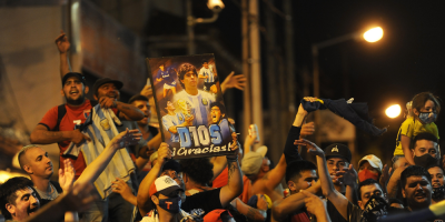 Un emotivo aplauso marc� el comienzo del adi�s a Maradona