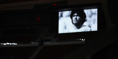 Las banderas del Camp Nou, a media asta por la muerte de Maradona