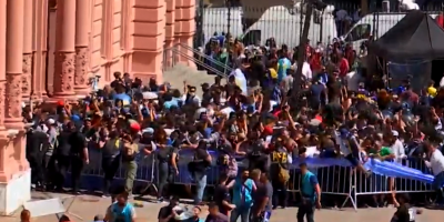 �ltimo adi�s a Diego Armando Maradona en medio de l�grimas y desmanes