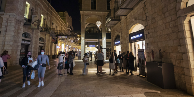Israel reabre quince centros comerciales en un programa piloto de desconfinamiento