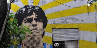Pide perd�n empleado de funeraria tras sacarse una foto con Maradona muerto