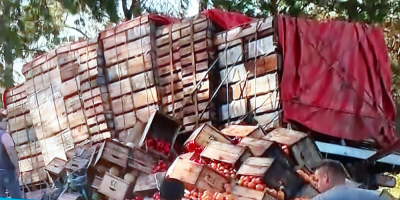 Un cami�n que transportaba frutas y verduras volc� en los accesos a Montevideo