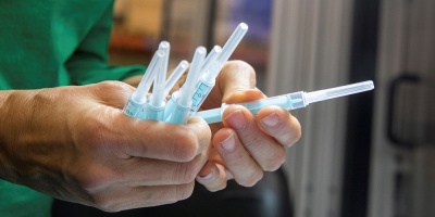 Hong Kong anuncia plan para vacunar en enero de la mano de Pfizer y Sinovac