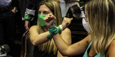 La C�mara de Diputados argentina aprueba la ley del aborto y pasa al Senado