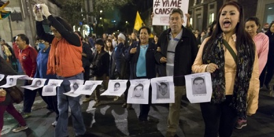 Marcha hacia la Embajada de Mxico en reclamo por estudiantes desaparecidos