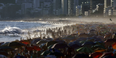 Playas llenas en v�speras del verano encienden alertas en R�o por la covid-19