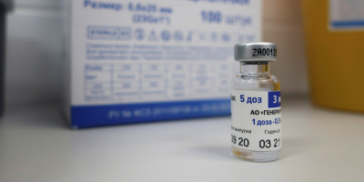 Creadores de la vacuna Sputnik V y AstraZeneca firman acuerdo de cooperaci�n