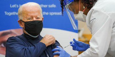 Biden recibe la vacuna de la covid en p�blico: "No hay nada de qu� preocuparse"