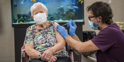 Una mujer de 90 a�os, primera en recibir la vacuna contra la covid en Suiza