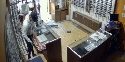 Detuvieron a dos sujetos que rapi�aron una �ptica en Tres Cruces