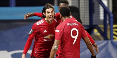 Cavani mete al United en las semifinales de la Copa de la Liga