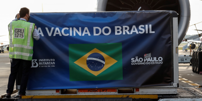 Brasil recibe otras 5,5 millones de dosis de la vacuna de la china Sinovac