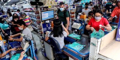 Miles de personas ultiman compras en un Sao Paulo con la covid en alta