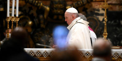 El papa celebr� la Misa del Gallo m�s solitaria llamando a la fraternidad