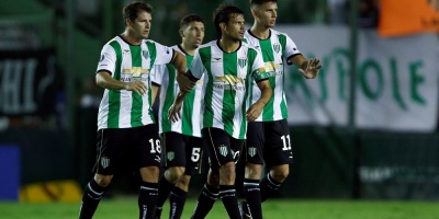 Banfield vence a Col�n y lidera el Grupo B con puntuaci�n ideal
