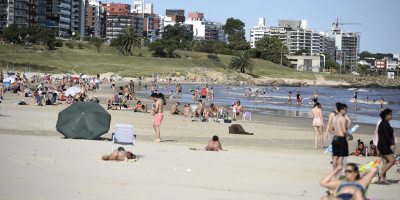 Guardavidas rescataron a dos surfistas que se encontraban en playa Buceo