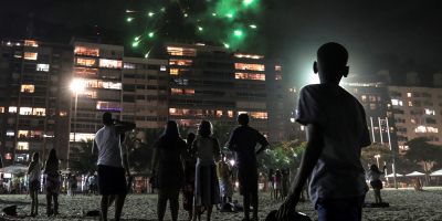 Los brasile�os recibieron el 2021 sin fuegos pirot�cnicos y playas casi vac�as