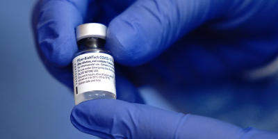 Berl�n baraja retrasar segunda dosis de la vacuna para llegar a m�s personas