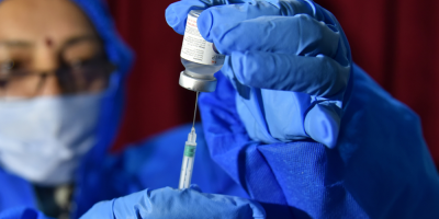 Un hombre de 82 a�os es el primero que recibe la vacuna de Oxford/AstraZeneca