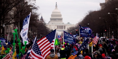 Hist�rico: turba de seguidores de Trump se enfrentaron a la Polic�a y toman el Capitolio. Ordenan toque de queda en Washington