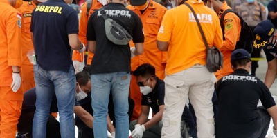 Encuentran restos humanos del accidente de aviaci�n en Indonesia
