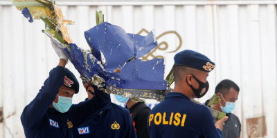 Indonesia trata de recuperar las cajas negras del avi�n siniestrado