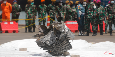 Encuentran caja negra del avi�n que cay� al mar con 62 personas en Indonesia