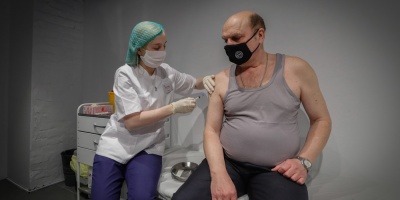 Argentina ampl�a autorizaci�n de vacuna Sputnik V a mayores de 60 a�os