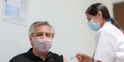 El presidente argentino recibe la primera dosis de la vacuna Sputnik V