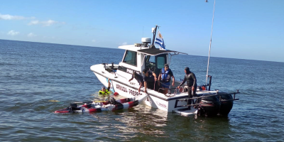 Armada rescat� a dos personas luego de que su kayak se diera vuelta en Maldonado