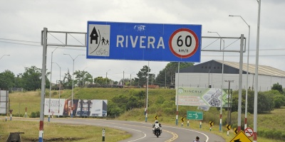 Unos 80 migrantes llegaron a la frontera en Rivera y esperan para ingresar al pa�s