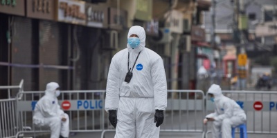 Dos ciudades chinas exigen prueba anal de covid a los llegados del extranjero