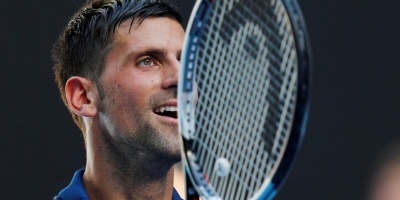 Djokovic se estrena con victoria ante Shapovalov e iguala ante Canad�