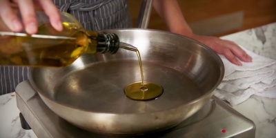 �Por qu� los alimentos se pegan a la sart�n? La Academia Checa de Ciencias lo explica