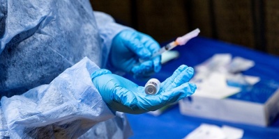 Las vacunas de COVID-19 administradas en el mundo superan ya a los contagios