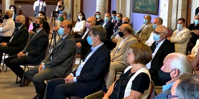 Diferentes figuras pol�ticas saludan al Frente Amplio