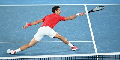 Djokovic sufre contra Zverev y fuerza el dobles decisivo