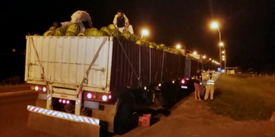 Incautaron 200 cartones de cigarrillos paraguayos en un cami�n que transportaba sand�as hacia Montevideo