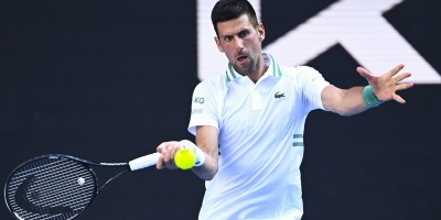 Djokovic sufre con Tiafoe y con el calor antes de pasar a tercera ronda